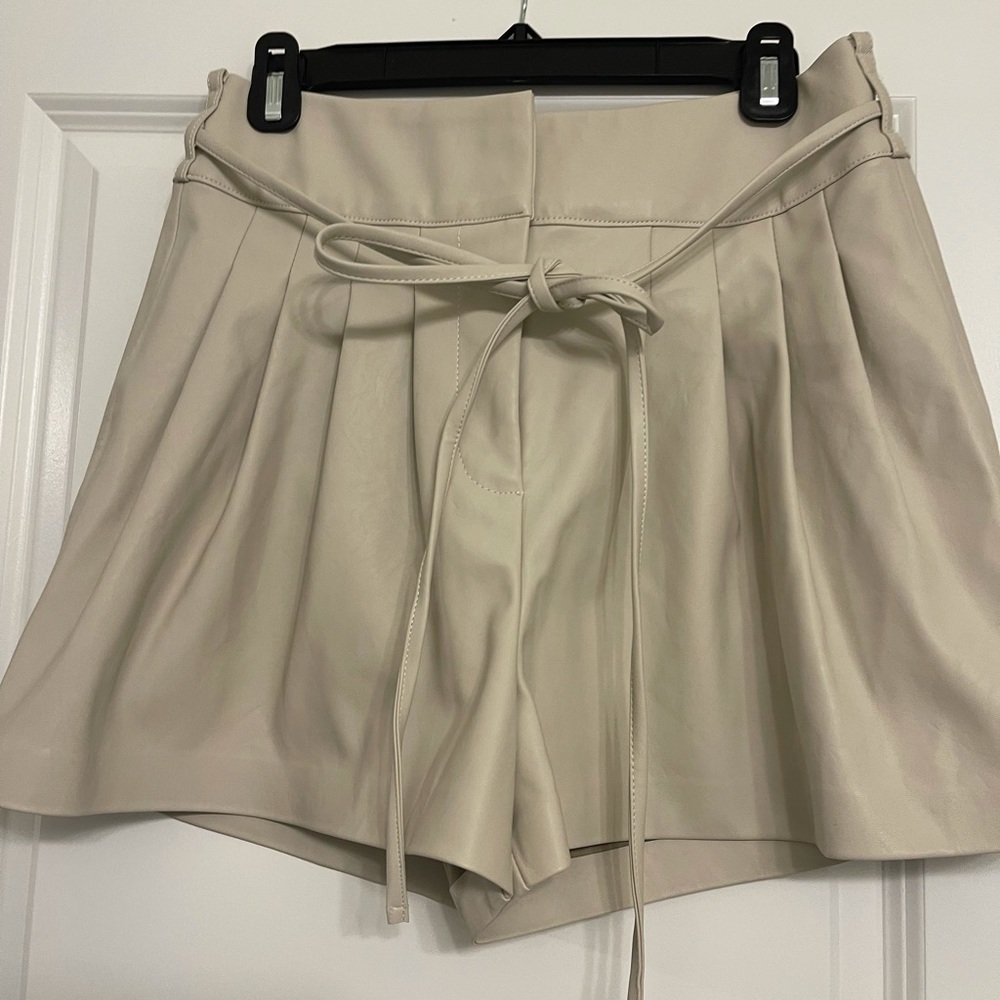 Blank NYC  beige belted leather shorts 🗽 - Picture 2 of 2